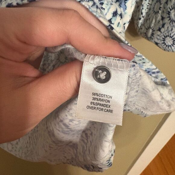 Relativity White Blue Geometric Pattern Long Sleeve V-Neck Shirt Buttons Large - Picture 8 of 8